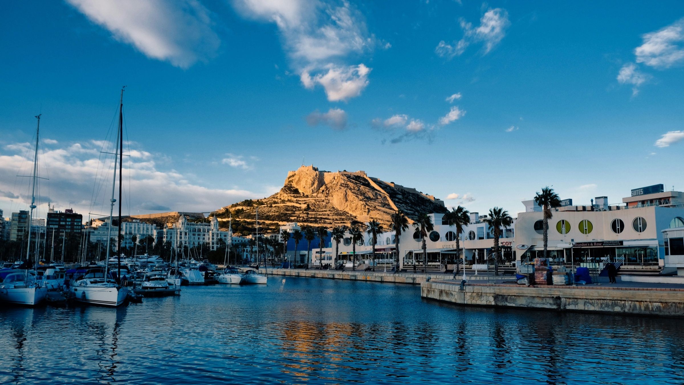 Puerto de Alicante con el castillo de Santa Bárbara al fondo